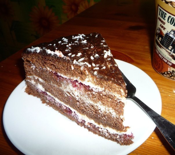 Шоколадный торт с творожным кремом:)
