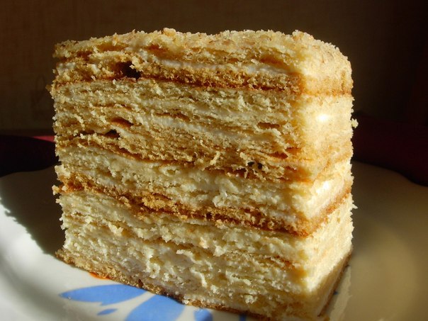 Медовик по рецепту моей бабушки) очень медовый сладкий торт из детства когда еще о взбитых сливках не знали и в помине)))).