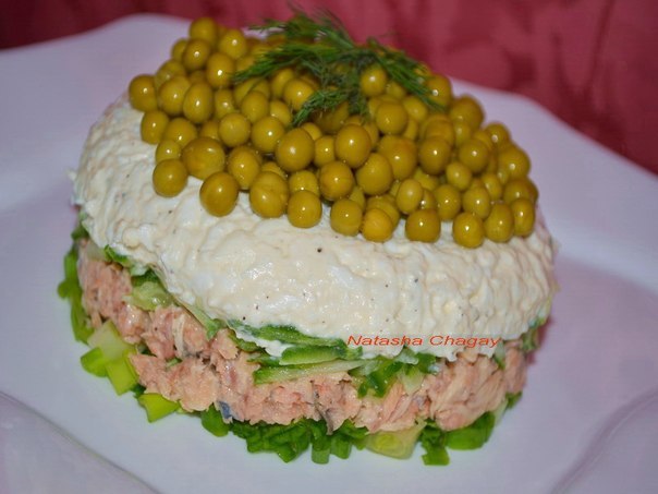 Салат с консервированным лососем
