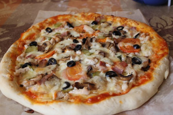 Пицца с курицей, маринованными огурчиками , грибами и сыром моцарелла. 