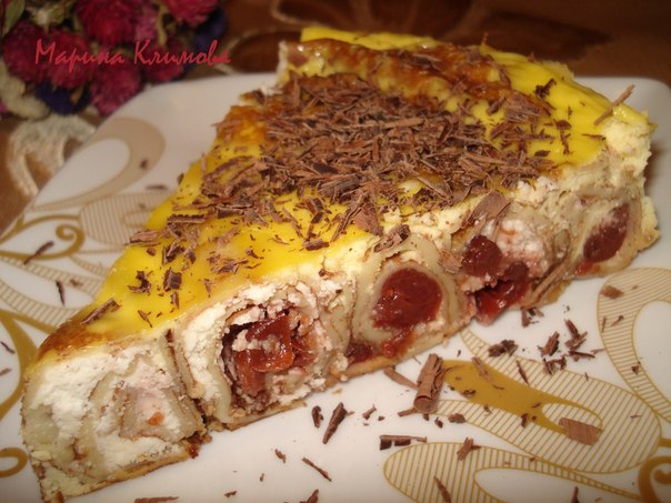 Блинный пирог с творогом, вишнями и шоколадом 