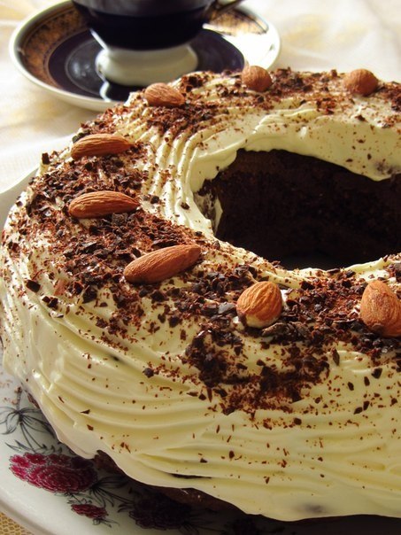 Шоколадно-свекольный торт с орехами