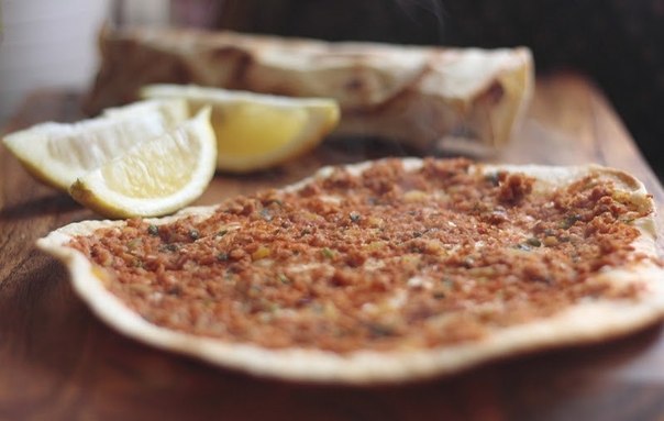 Лахмаджун — лепешка с мясом (турецкая кухня)