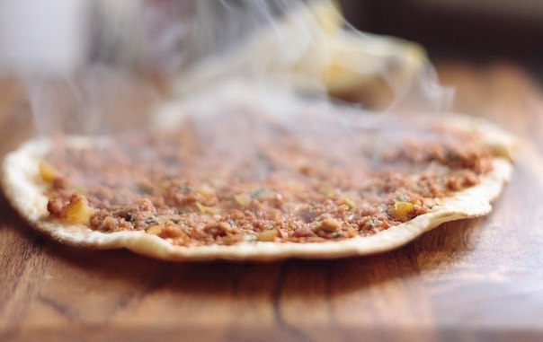 Лахмаджун — лепешка с мясом (турецкая кухня)