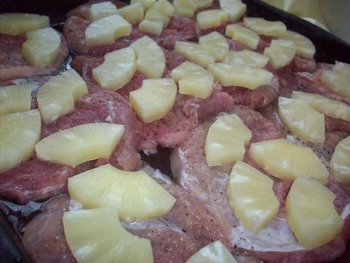 Свинина под сыром и ананасами. (рецепт из интернета)