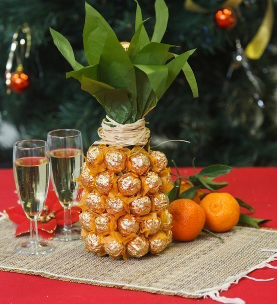 Делаем из бутылки шампанского "ананас" к Новогоднему столу. 