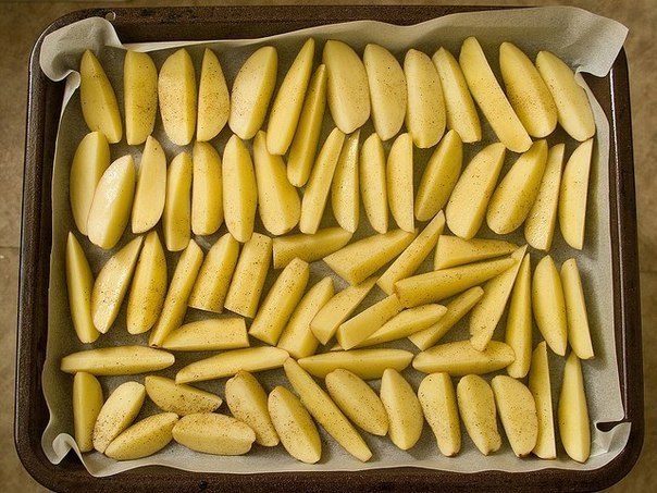 Запеченные картофельные дольки 