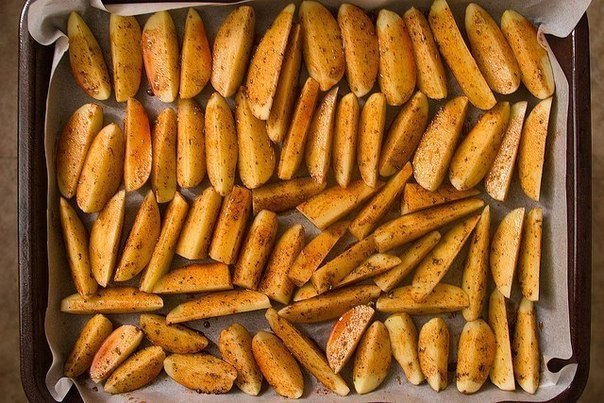 Запеченные картофельные дольки 