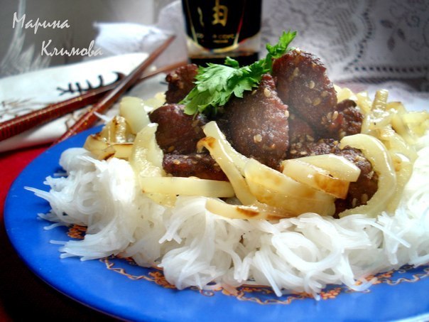 Рисовая вермишель с перцем и мясом в китайском стиле 