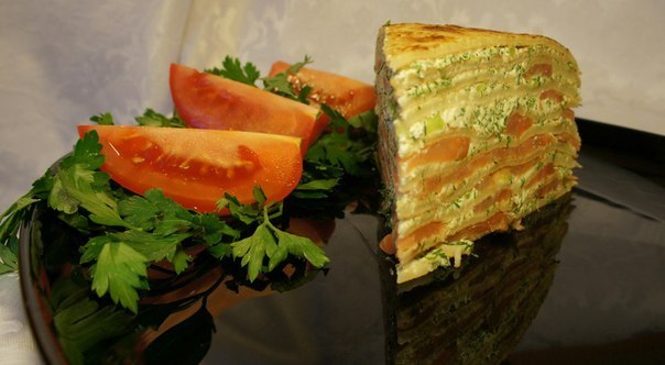 Блинный пирог со сливочным сыром и семгой 