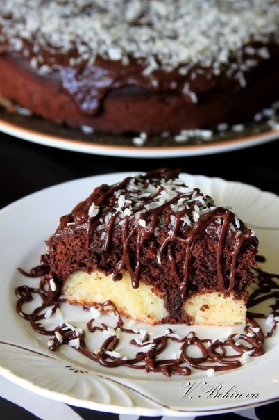 Шоколадный пирог с творожно-кокосовыми шариками.