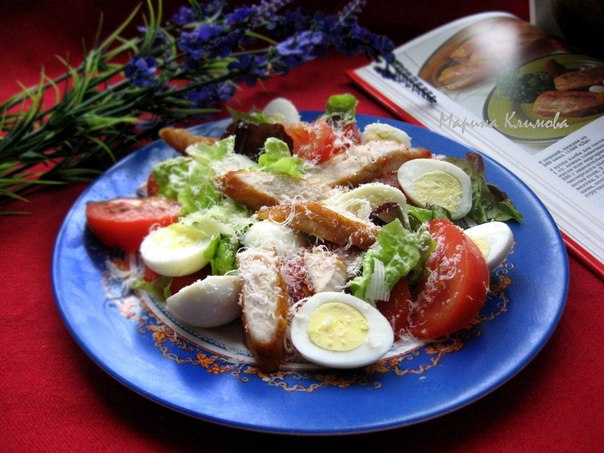 Салатик из перепелиных яиц, курицы, помидоров и пармезана.