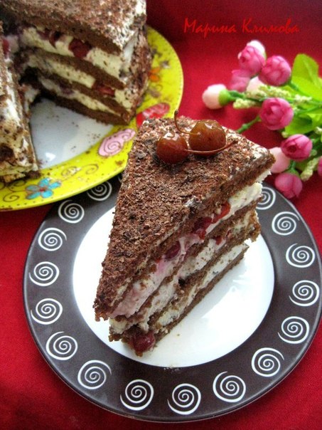 Торт шоколадный с вишнями и сливочным кремом