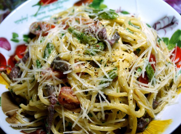 Спагетти в сливочном соусе с с/к говядиной, помидорками "черри" и  стручковой фасолью)