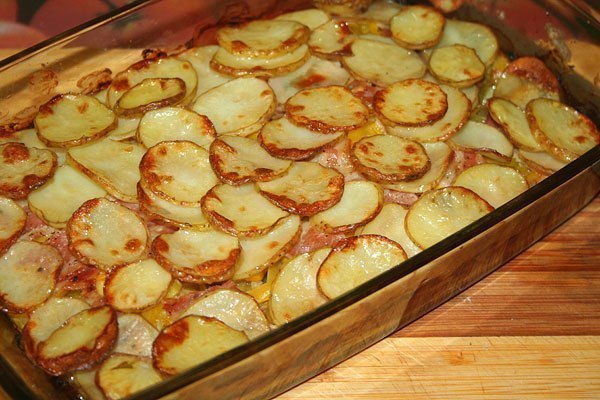 Запечённый молодой картофель с беконом и овощами.