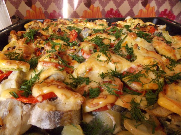 Запеченая рыбка с овощами под сыром. (картофель рыба,кабачки помидоры(лук морковь жарен.)майонез,сыр, овощ.нарезка круглешом, слив.масло)запекать 220,примерно час полтора,зелень.МММ