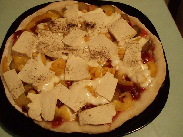 Постная пицца. Дрожжевое тесто, соленые огурцы, помидоры, болгарский перец, кукуруза, постный майонез, кетчуп, сыр тофу.