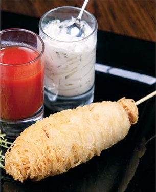 Тори Кара с соусом Тар-Тар (куриное филе, плавленый сыр, лесные грибы, картофельные чипсы, соус огурец-майонез) 