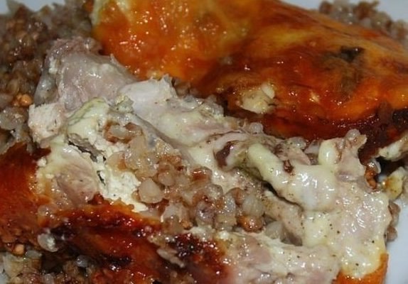 Курица, запеченная с гречкой