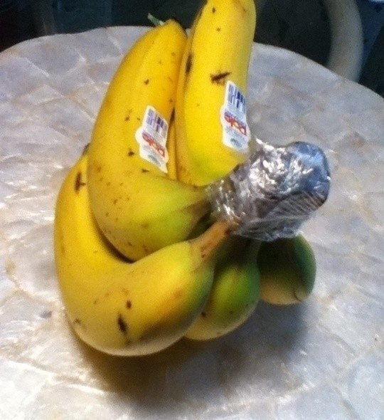 Оберните ножку бананов пищевой пленкой, так они продержатся на 3-5 дней дольше. Также, бананы выделяют больше этилена, так что храните их подальше от других овощей и фруктов.