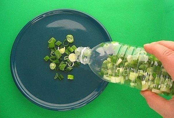 Храните резанный зеленый лук в морозилке в пластиковых бутылках. 