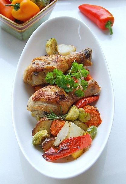 Курица, запечённая с овощами.