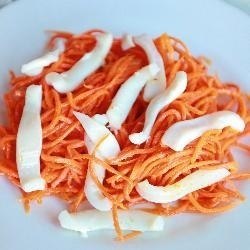 Салат морковный с кальмарами