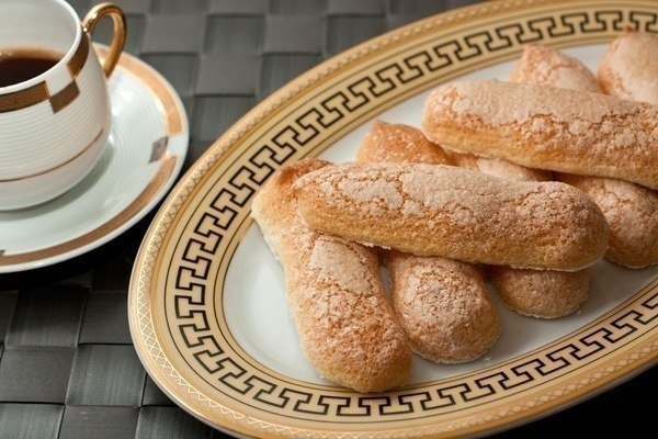 Бисквитное печенье Савоярди, или "дамские пальчики" - обязательный компонент Тирамису