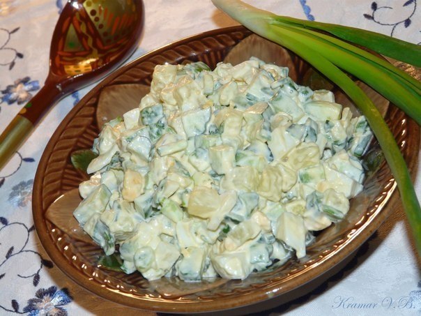 Салат "Домашний" с картофелем и зелёным луком.