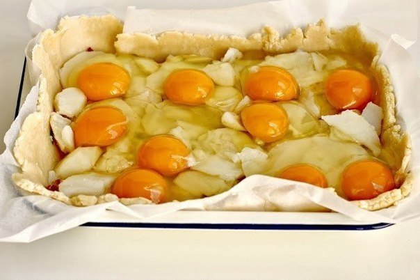 Пирог с картофелем, яйцами и ветчиной.