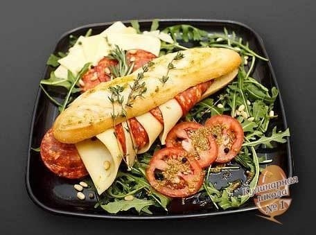 Сэндвич «Ассорти» с колбасами и сырами.