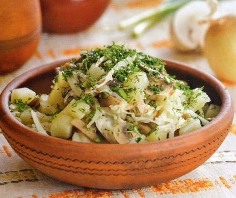 Салат из квашеной капусты с картофелем и грибами