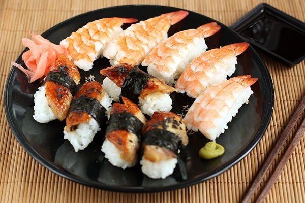 Рецепт - суши с креветкой, угрем и омлетом 