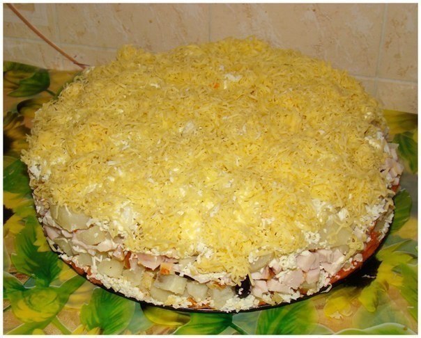 Праздничный слоеный салатик с копченной курицей, черносливом и сыром