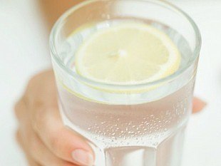 Гастроэнтерологи назвали 7 веских причин, по которым день следует начинать со стакана воды с лимонным соком