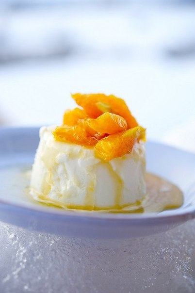 Десерт с йогуртом и апельсиновым соусом.