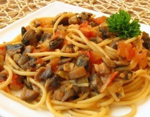 Спагетти с овощами и соевым соусом