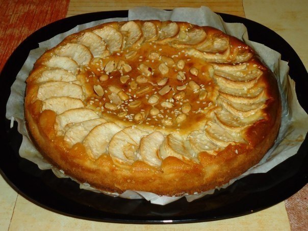 Пирог творожный с яблоками.