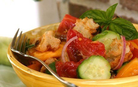 Итальянский салат на основе хлеба и помидоров - рецепт приготовления
