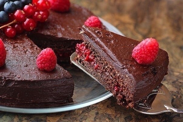 Веганский шоколадный торт с ягодами
