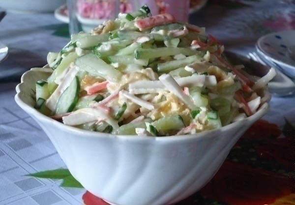 Салат с сыром сулугуни ( косичкой ).