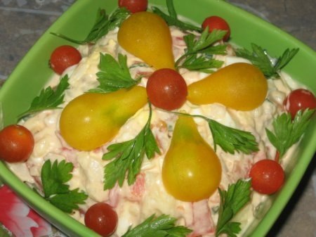 Салат картофельный с помидорами.