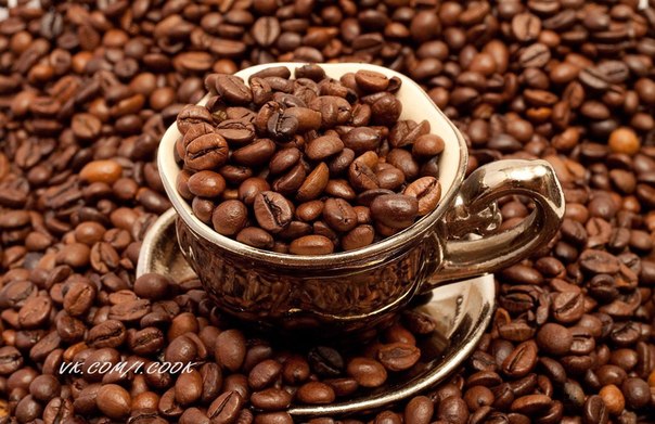 Существует множество мнений «за» и «против» употребления кофе. В настоящее время ученые с уверенность заявляют, что чашечка утреннего кофе приведет к проблемам с сердечнососудистой системой в дальнейшем. А все из-за того, что кофеин сужает стенки кровеносных сосудов, как следствие, нагрузка на сердце возрастает.