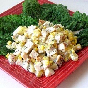 Кукурузный салат с курицей и грибами 