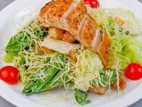 настоящий (оригинальный) салат  "Цезарь" с курицей и соусом.