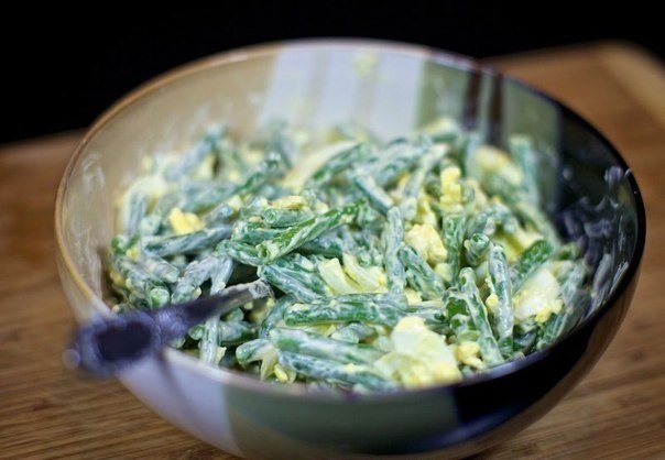 Салат из зеленой фасоли с яйцами