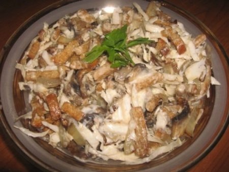 Салат «Улетный» с грибами.