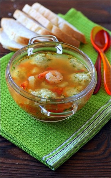 Овощной суп с креветками и рыбными клецками.