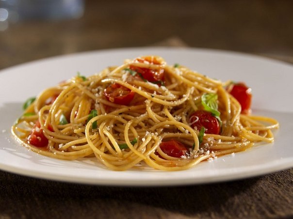 Вкусные спагетти с помидорами