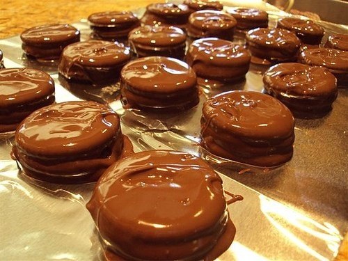 Бисквиты с грушами в шоколаде